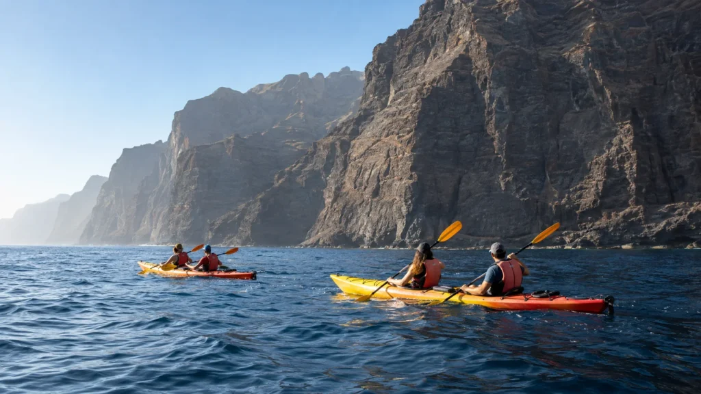 Ruta guiada en kayak junto a los acantilados de Los Gigantes