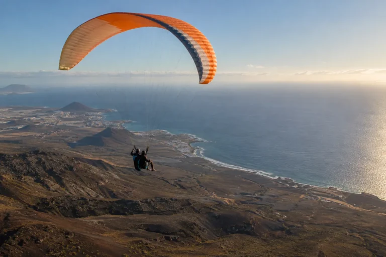 Vuelo en parapente biplaza sobre la costa volcánica de Tenerife