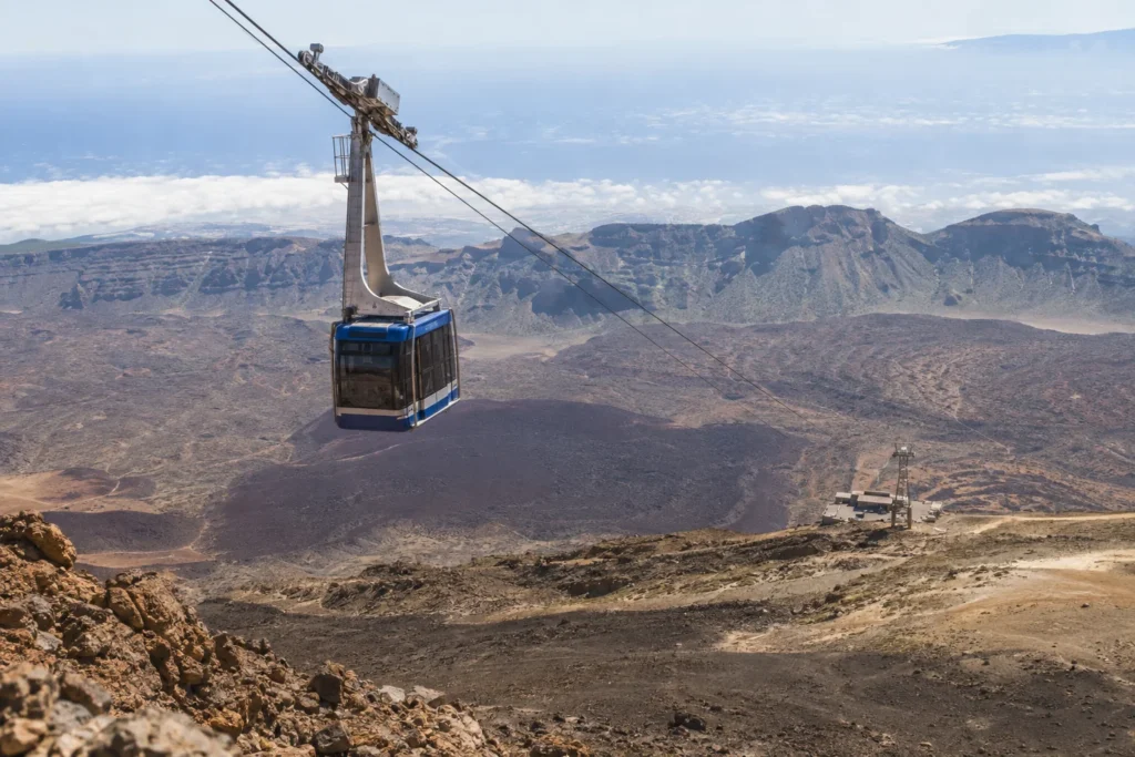 Cabina del teleférico sobre el paisaje volcánico del Teide